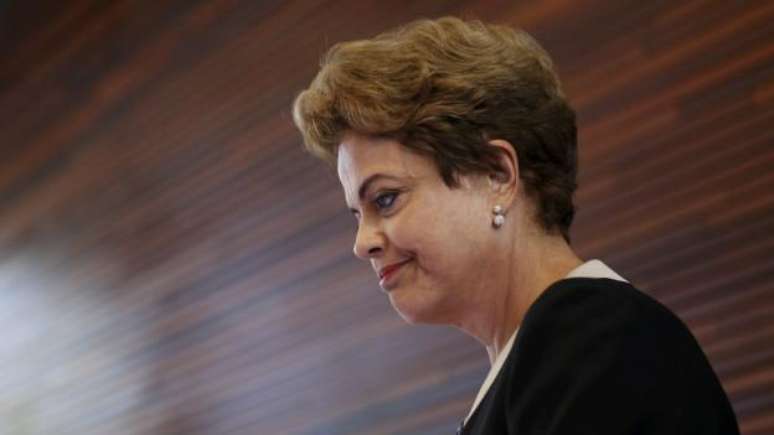 Adesivos usam imagem da presidente Dilma, em carros, de forma considerada ofensiva aos direitos da mulher, avalia secretaria