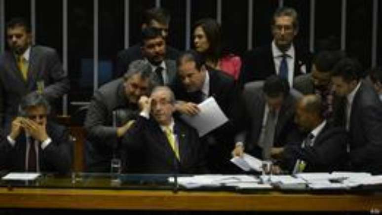 Depois da derrota de ontem, Eduardo Cunha colocou uma proposta mais branda em votação