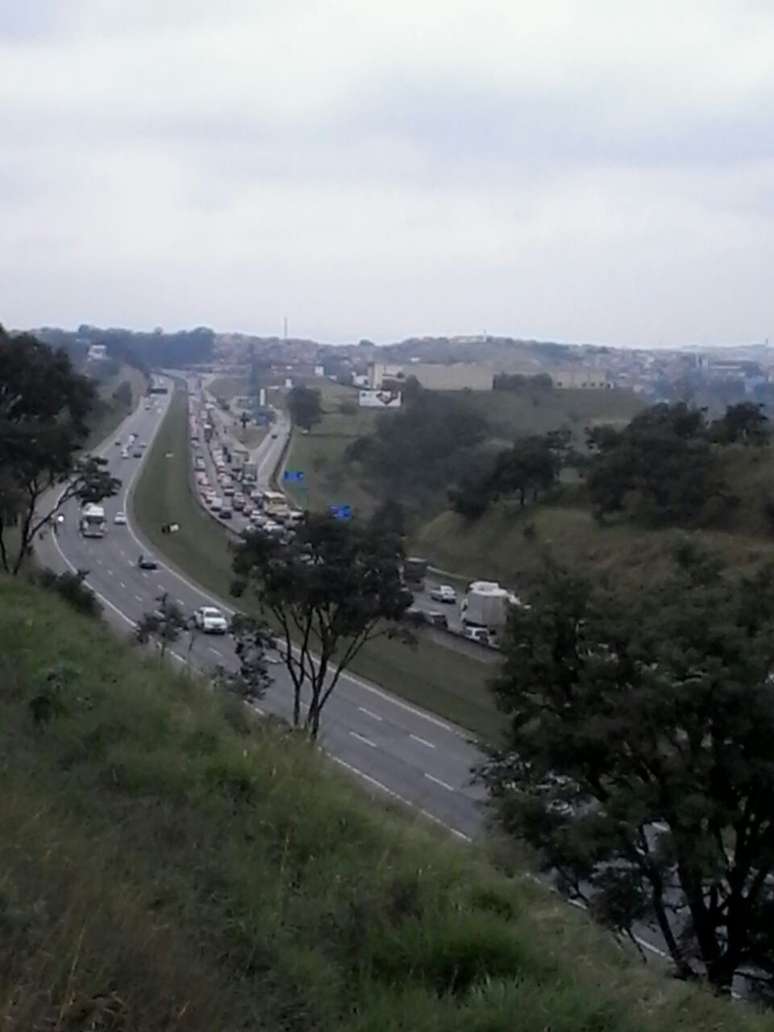 Colisão provocou congestionamento na pista da direita