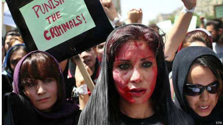 Mulheres afegãs fizeram protesto em frente ao tribunal