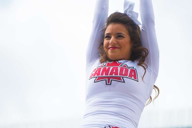 Cheerleaders fizeram apresentação em inauguração da superloja do Pan