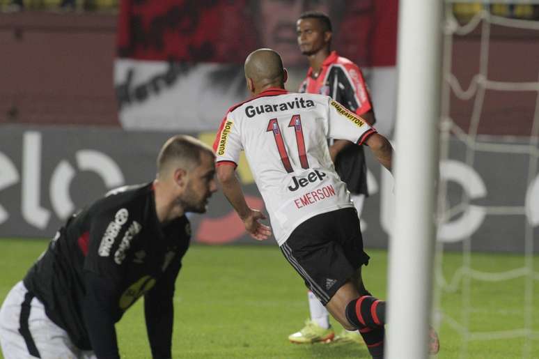 Emerson Sheik marcou seu primeiro gol após retornar ao Flamengo