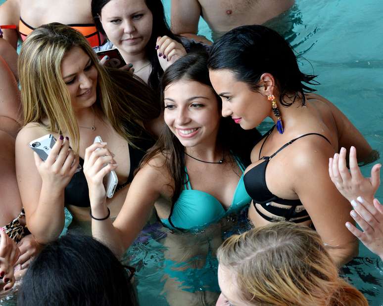 Demi tirou fotos na piscina