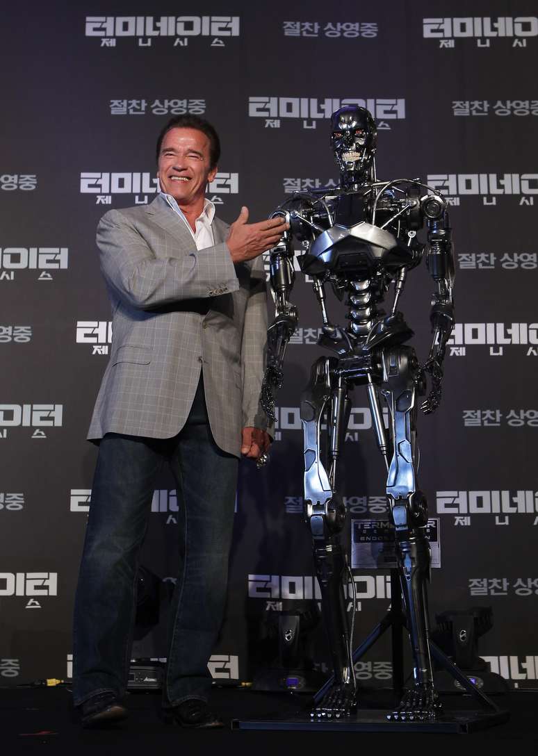 Schwarzenegger ao lado de um modelo de "exterminador"