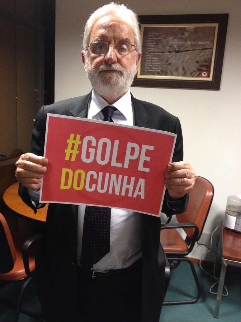 O deputado Ivan Valente (PSOL-SP) classificou a aprovação em 1º turno de redução da maioridade penal na Câmara como golpe do presidente da Casa, Eduardo Cunha (PMDB-RJ)