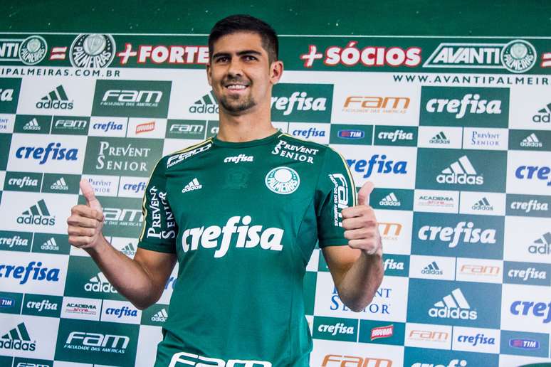 Zagueiro foi contratado junto ao Coritiba