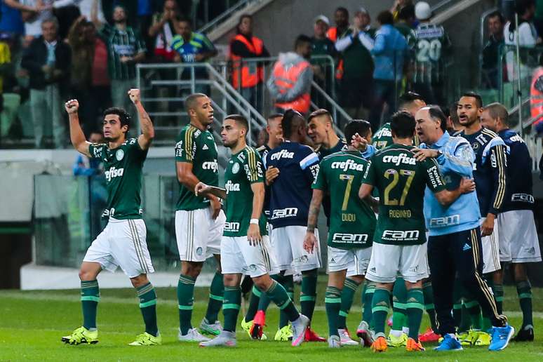 Jogadores do Palmeiras comemoram gol marcado por Egídio