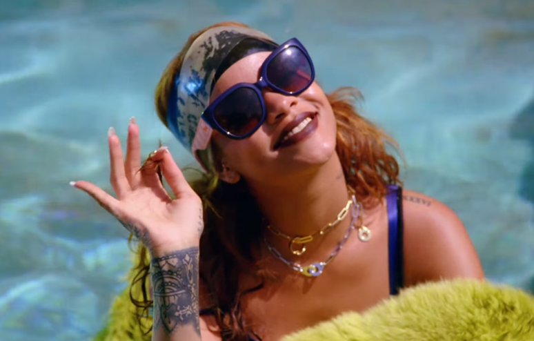 Rihanna acena para policial durante festan&ccedil;a