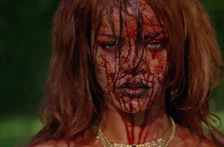 Rihanna em "Bitch Better Have My Money", clipe em que é uma assassina violenta 