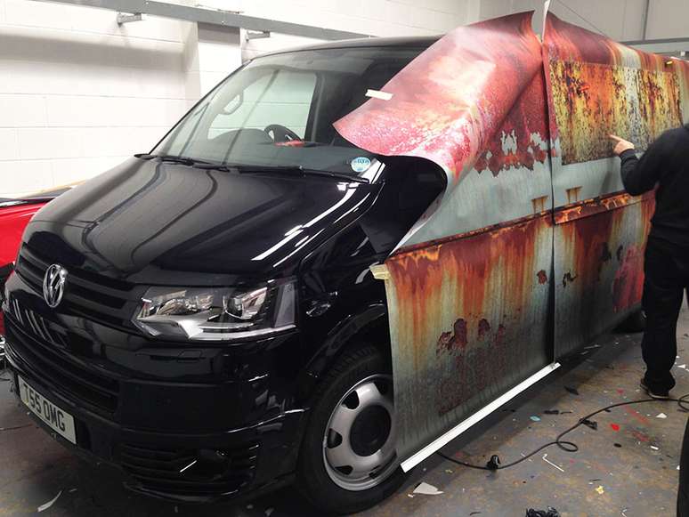 Van T5 Transporter, da Volkswagen, recebeu envelopagem com arte semelhante à ferrugem na Escócia