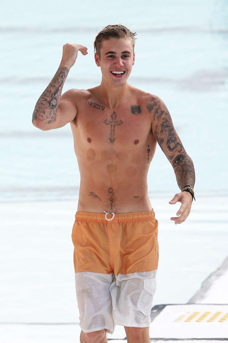 Justin Bieber aparece sem camisa e com marcas no corpo em praia de Sydney, na Austrália, nesta segunda-feira (29)