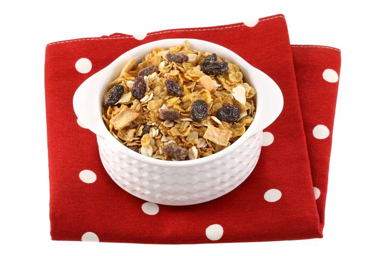 Para comer cereal sem correr o risco de danificar o aparelho, triture e jogue por cima de uma fruta ou iogurte, por exemplo