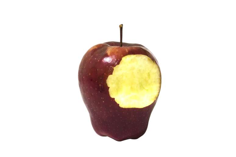 As frutas e os legumes mais duros e fibrosos, como a maçã, cenoura e pêra, precisam ser consumidos com cuidado, pois podem abalar as estruturas do aparelho, coma-os picados