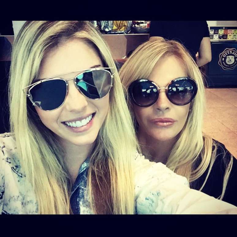 Monique Evans (à dir.) e a filha Bárbara no aeroporto do Rio de Janeiro, indo para São Paulo gravar Altas Horas