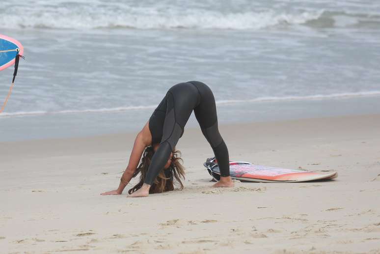 Danielle Suzuki pratica ioga na praia da Macumba, no Rio de Janeiro, na manhã desta sexta-feira (3)