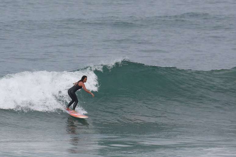 Danielle Suzuki surfa na praia da Macumba, no Rio de Janeiro, na manhã desta sexta-feira (3)