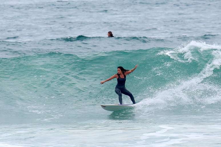 Danielle Suzuki surfa na praia da Macumba, no Rio de Janeiro, na manhã desta sexta-feira (3)