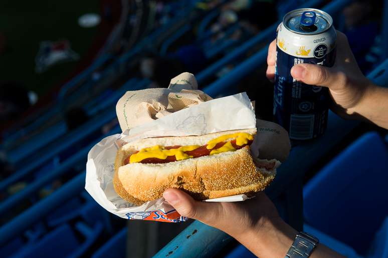 Cachorro-quente e cerveja têm preço salgado dentro de estádio