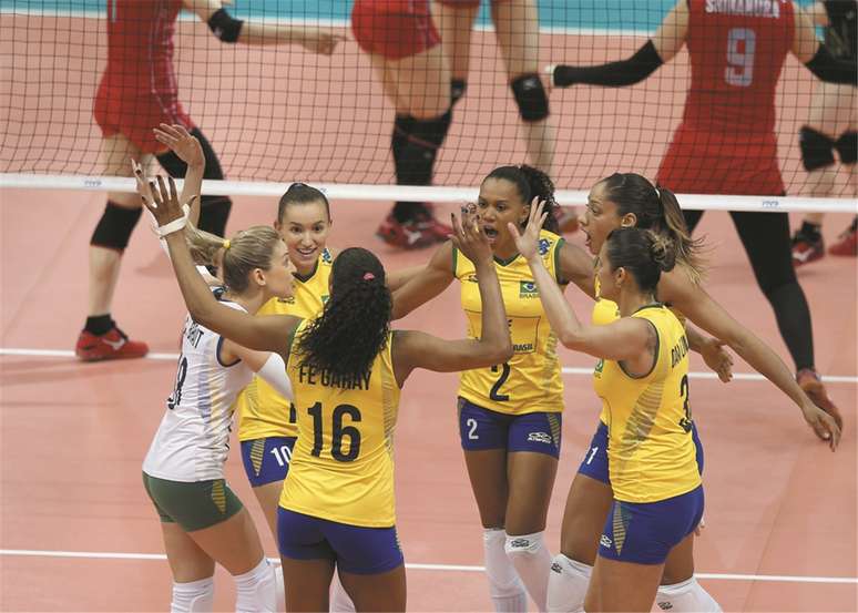Brasileiras comemoram a vitória por 3 a 1 sobre o Japão