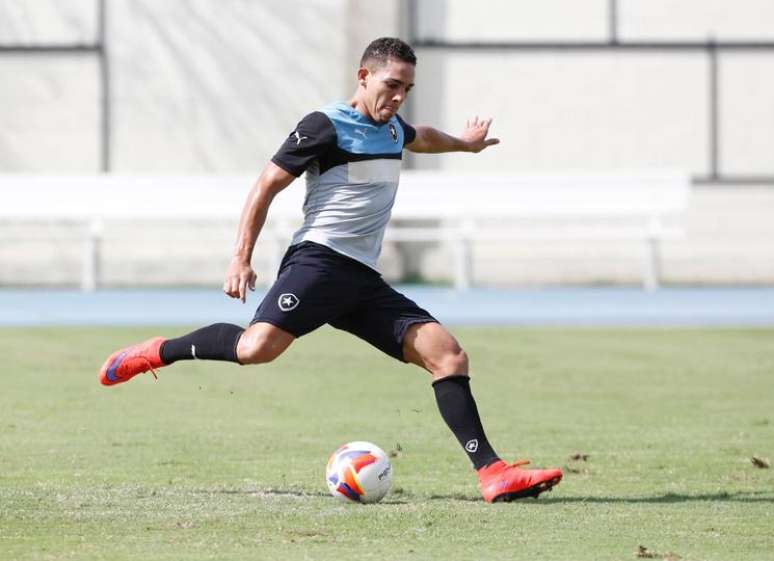 Gilberto treinando no Botafogo