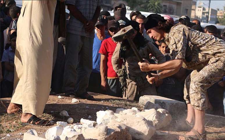 Fotografias, cuja autenticidade não pôde ser comprovada, mostram como os jihadistas destroem as peças a marretadas 