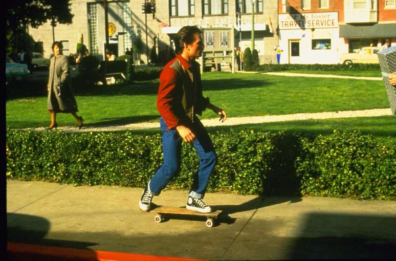 Marty McFly anda de skate nos anos 50