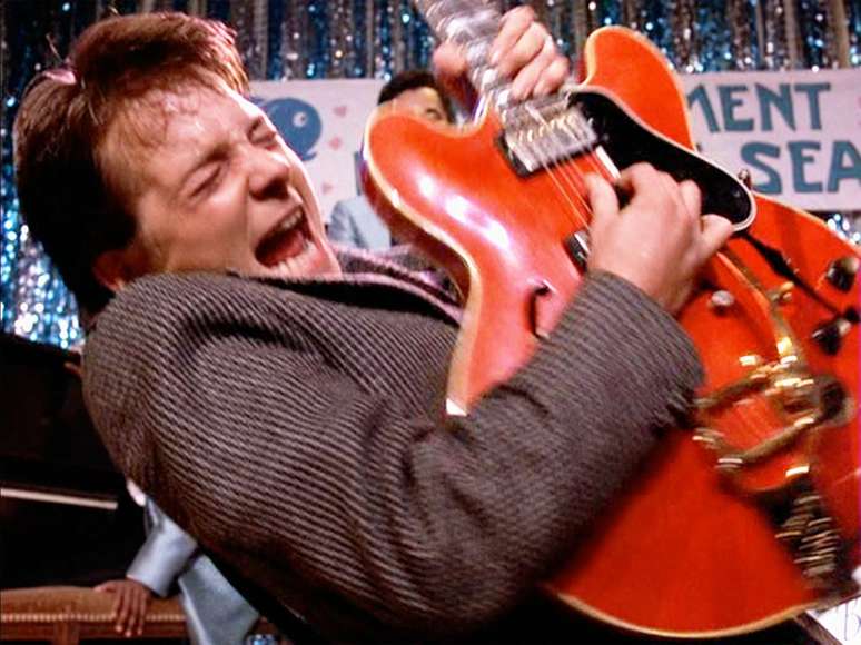 Marty McFly toca &#034;Johnny B. Goode&#034; nos anos 50