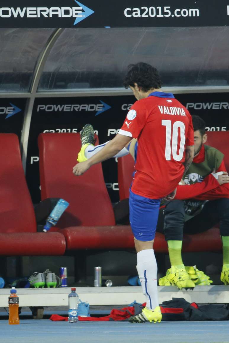 Com atuação abaixo de sua excelente média na Copa América, Valdivia foi substituído e reclamou muito