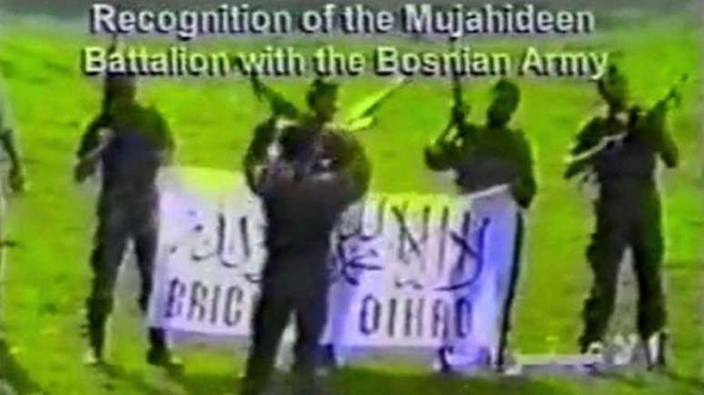 Batalhão de muçulmanos estrangeiros combateu na guerra da Bósnia e acabou treinando futuros membros da Al-Qaeda