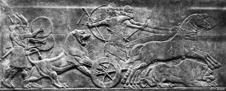 Um friso assírio de cerca de 700 A.C. mostra uma caçada a um leão