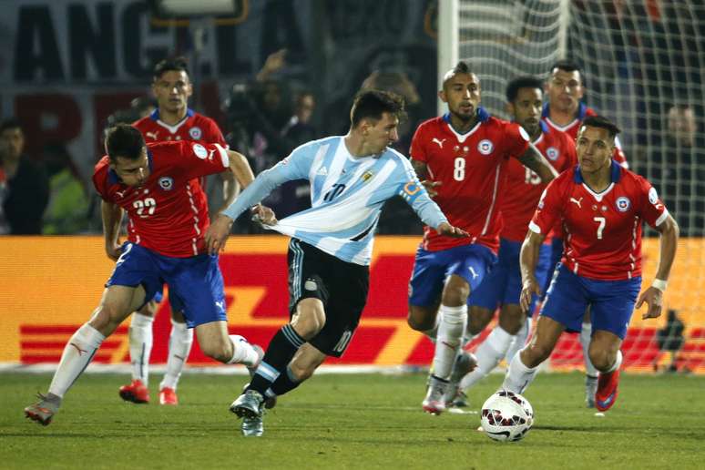 Messi buscou jogo e tentou fazer a Argentina jogar, mas marcação do Chile foi sufocante