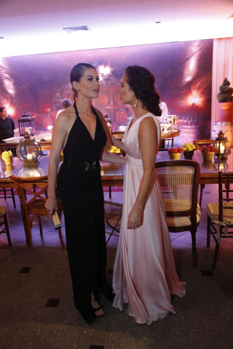 Alinne Moraes e Paolla Oliveira na festa da novela