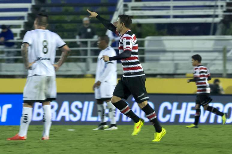 Anderson Aquino comemora o primeiro gol dos pernambucanos na partida