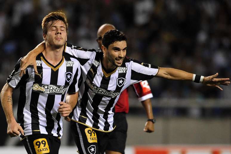 Luis Henrique (esq) teve ótima estreia com a camisa do Botafogo: dois gols e elogios