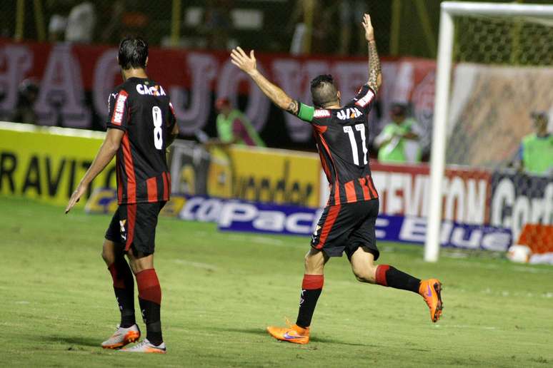 Capitão, Escudero comemora gol