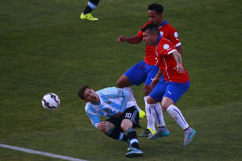 Messi levou um chute de Medel na barriga
