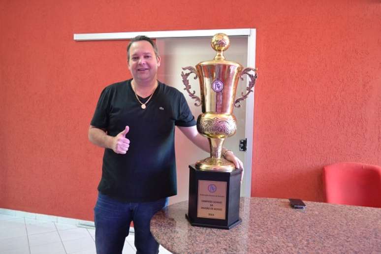 Presidente Guto Veronez posa ao lado do troféu de campeão goiano da 2ª divisão