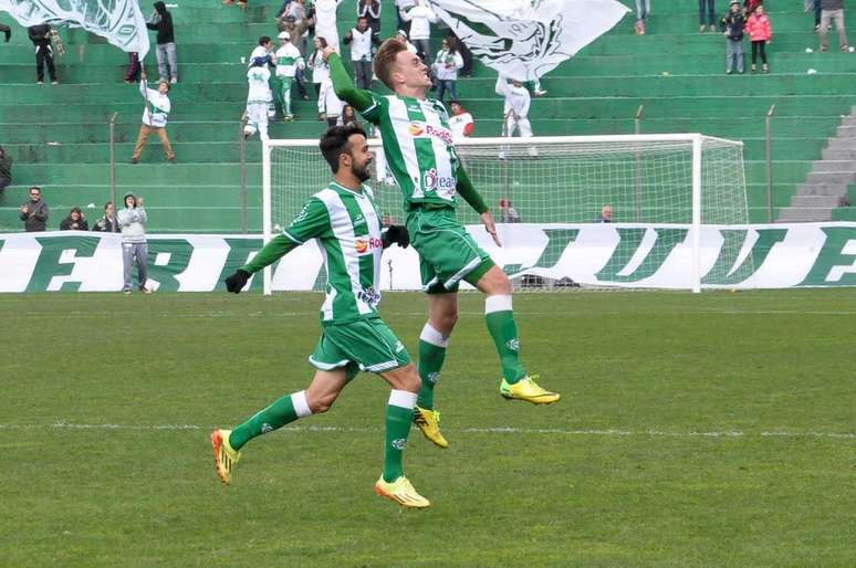 Jogadores do Juventude comemoram gol contra a Lusa