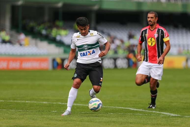 Rafhael Lucas vacilou em mais de uma ocasião na cara do gol