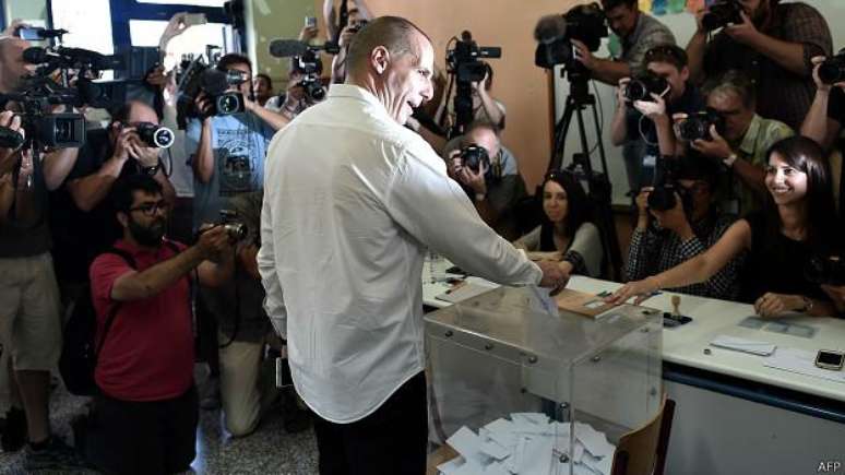 O ministro da Economia, Yanis Varoufakis, depositando o voto no plebiscito de domingo
