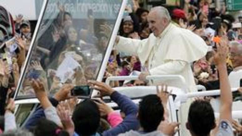 Francisco já passeou pelas ruas de Quito com o papamóvel, acenando para a multidão que o esperava