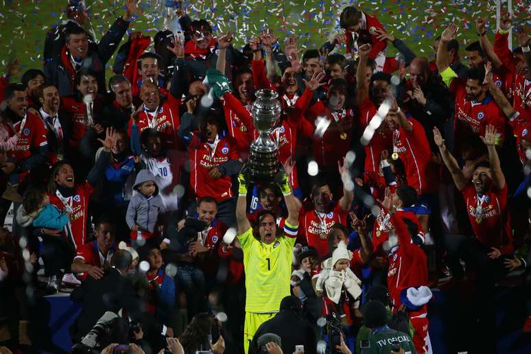 Com familiares, jogadores levantam a taça da Copa América