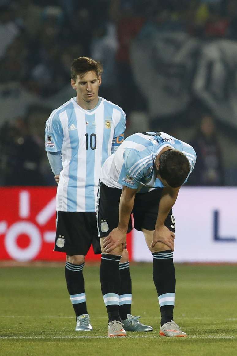 Mais uma vez vice: Messi lamenta queda nos pênaltis