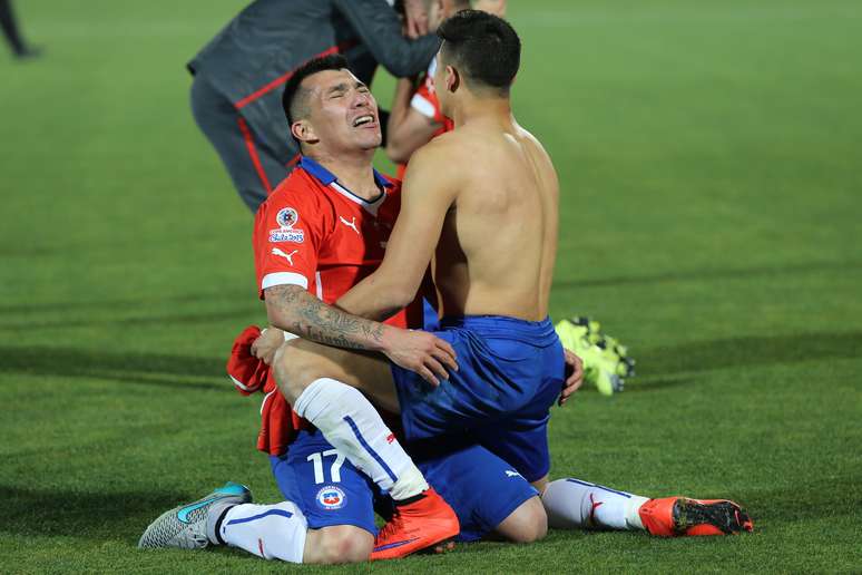 Medel expressa a emoção do Chile após a conquista do seu primeiro grande título da história no futebol profissional