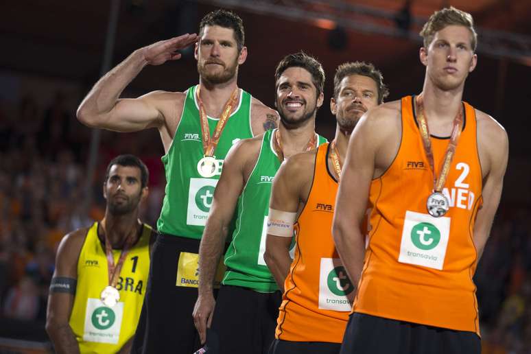 Holandeses de cara feia e brasileiros sorridentes: país levou cinco de seis medalhas possíveis no masculino e feminino