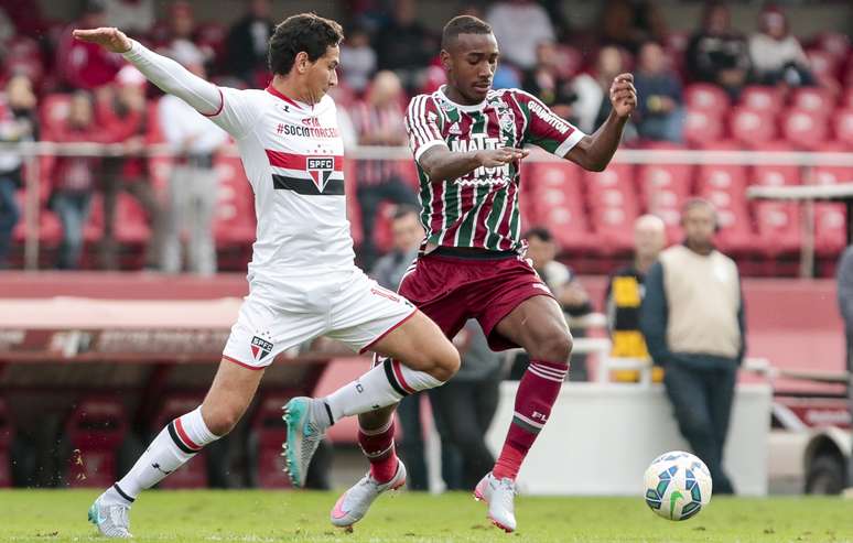Ganso disputa bola com a jovem revelação do Fluminense, Gerson