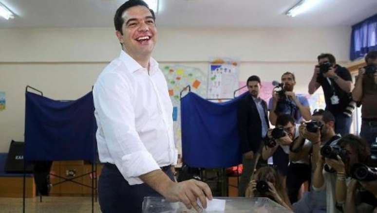 Tsipras diz que hoje povo toma em suas mãos seu destino