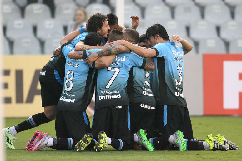 Grêmio comemora a vitória fácil na Vila Belmiro