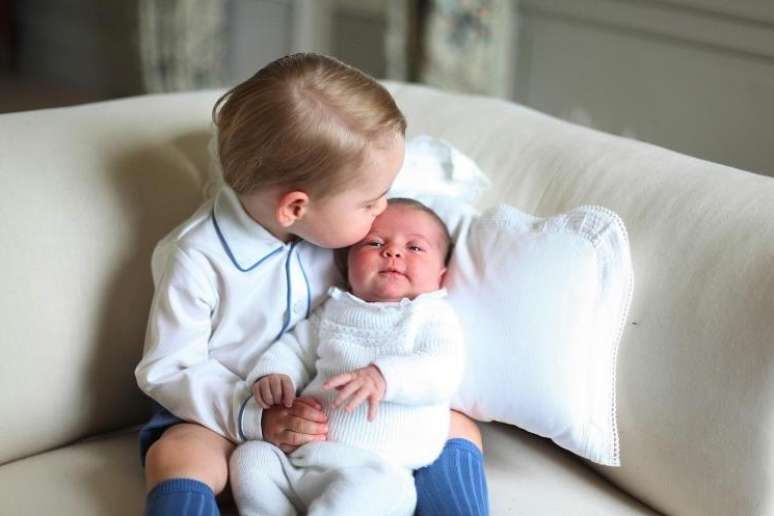 Foto oficial lançada poucos dias após o nascimento da princesa mostra seu irmão mais velho, o príncipe George, a beijando 