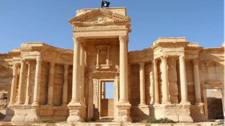 Imagem divulgada por site de m&iacute;dia jihadista mostra a bandeira do 'Estado Isl&acirc;mico' no anfiteatro romano de Palmyra, na S&iacute;ria: grupo poder&aacute; destruir patrim&ocirc;nio arqueol&oacute;gico da cidade